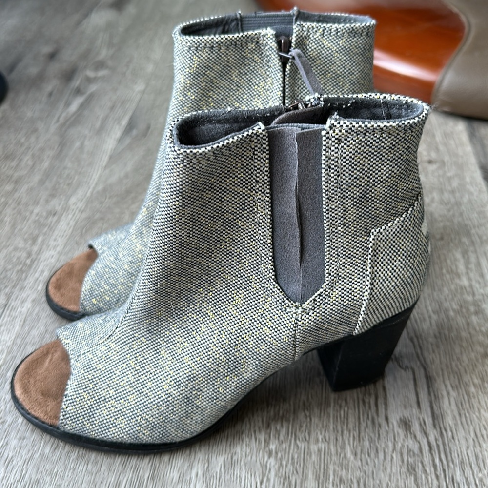Tom’s peep toe linen and leather